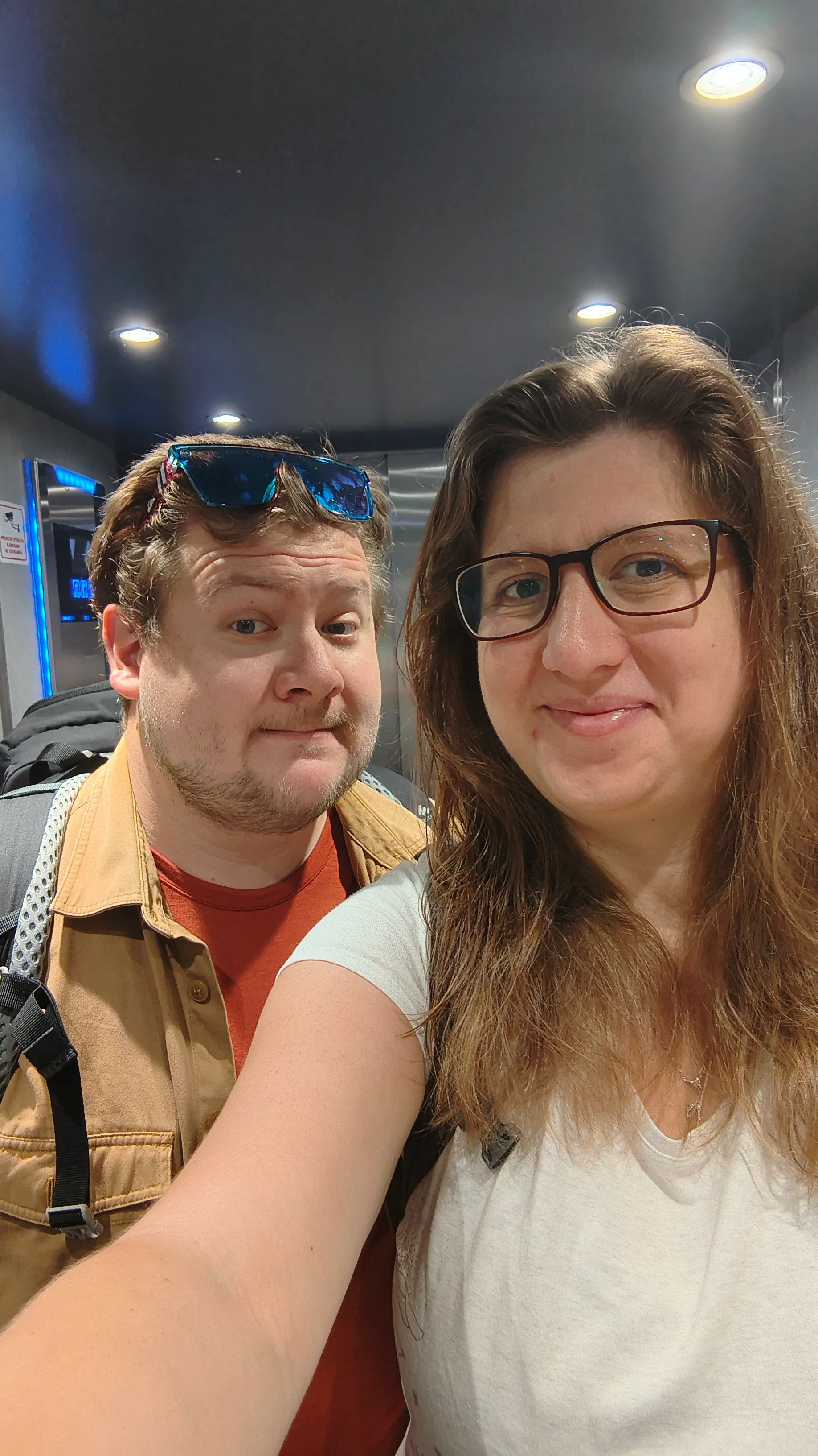 Hanka a Filip ve výtahu